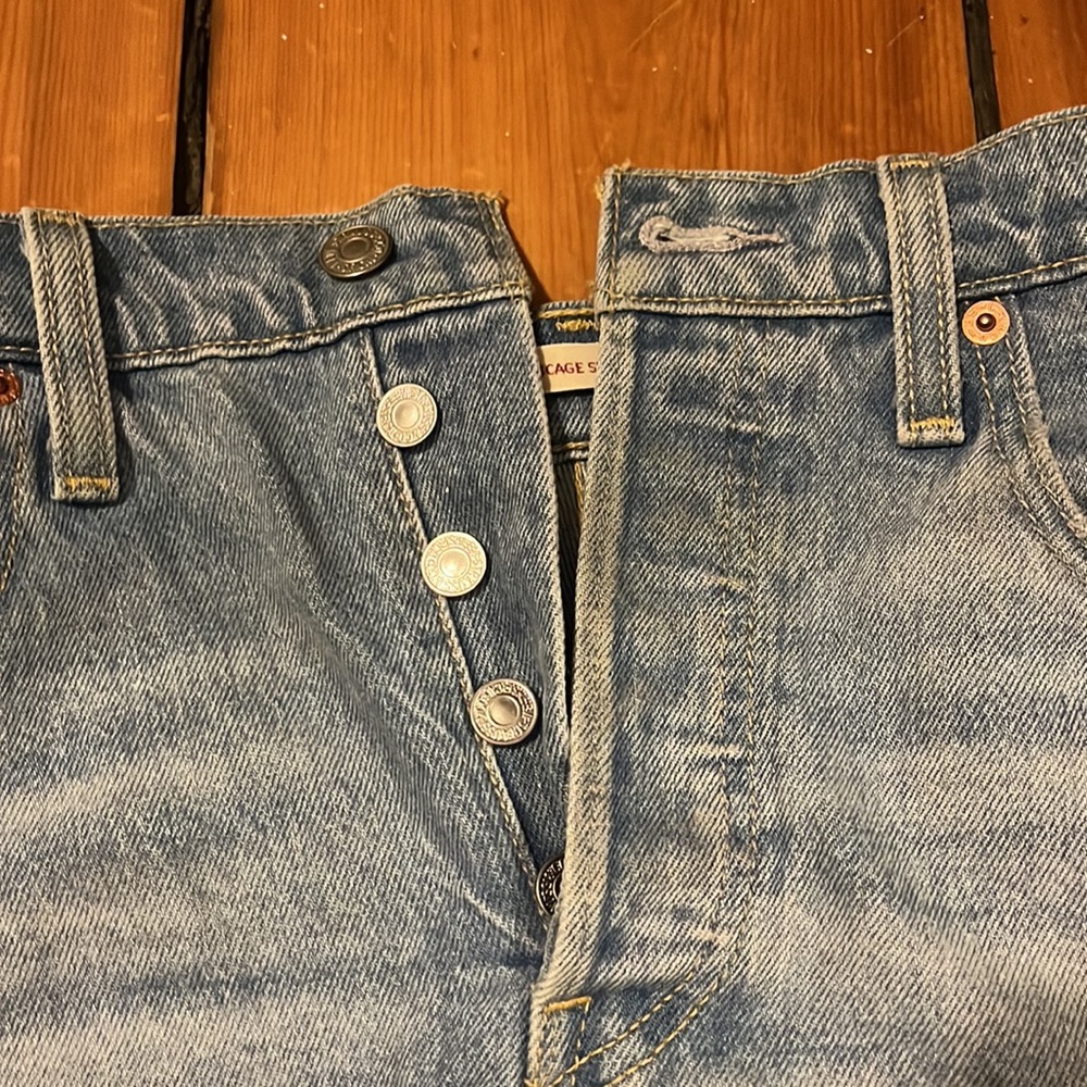 Levi’s Ribcage Shorts - Picture 5 of 6